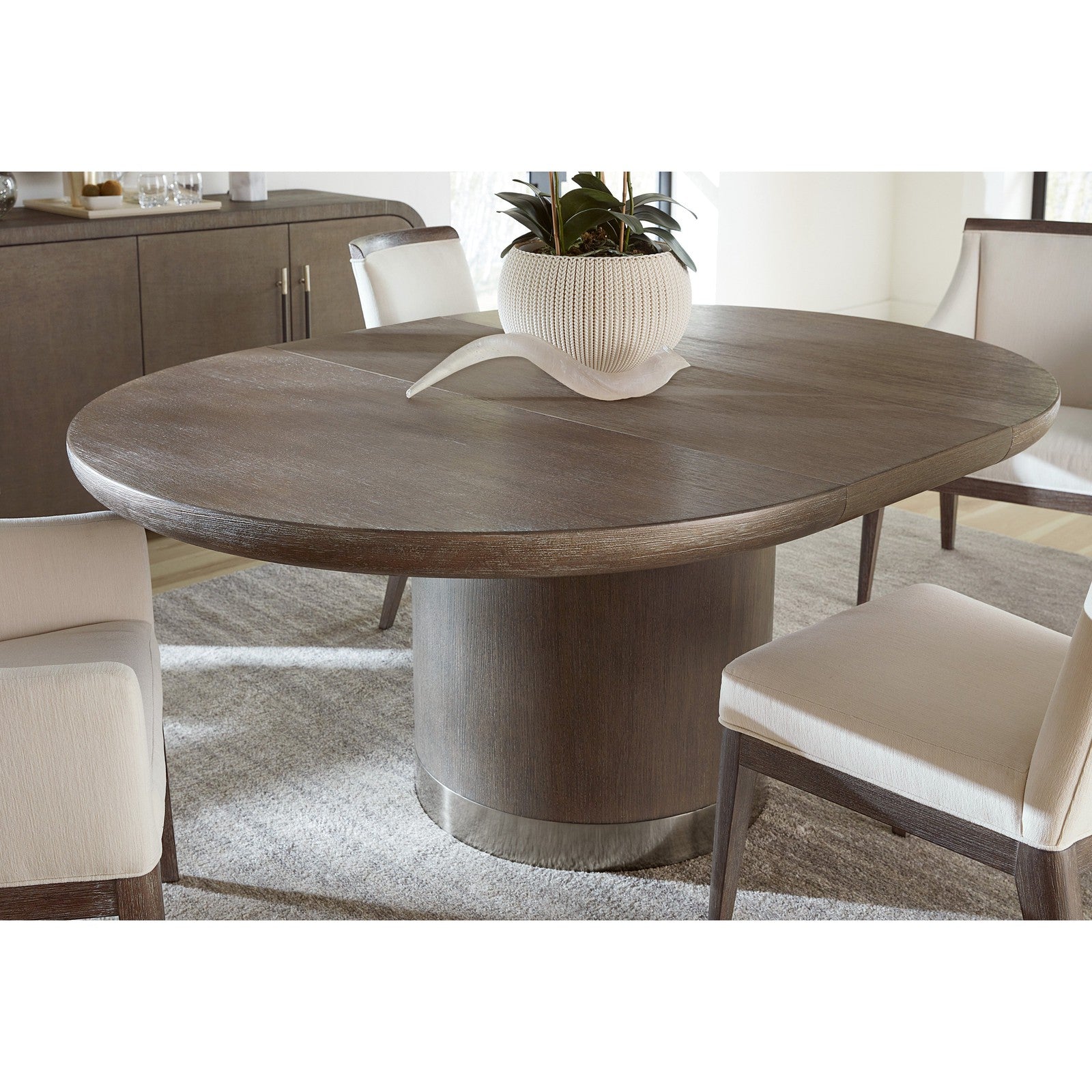 Hooker Furniture Modern Mood Round Dining Table w/1-18in leaf